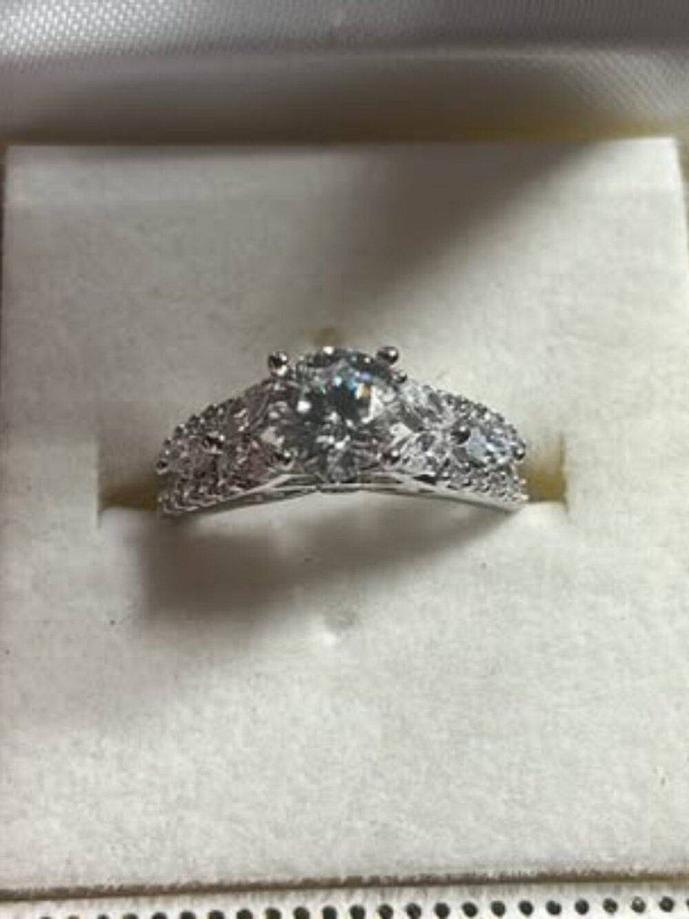 925 Moissanite Silver-Colored Round Cut Engagement Ring Size 6